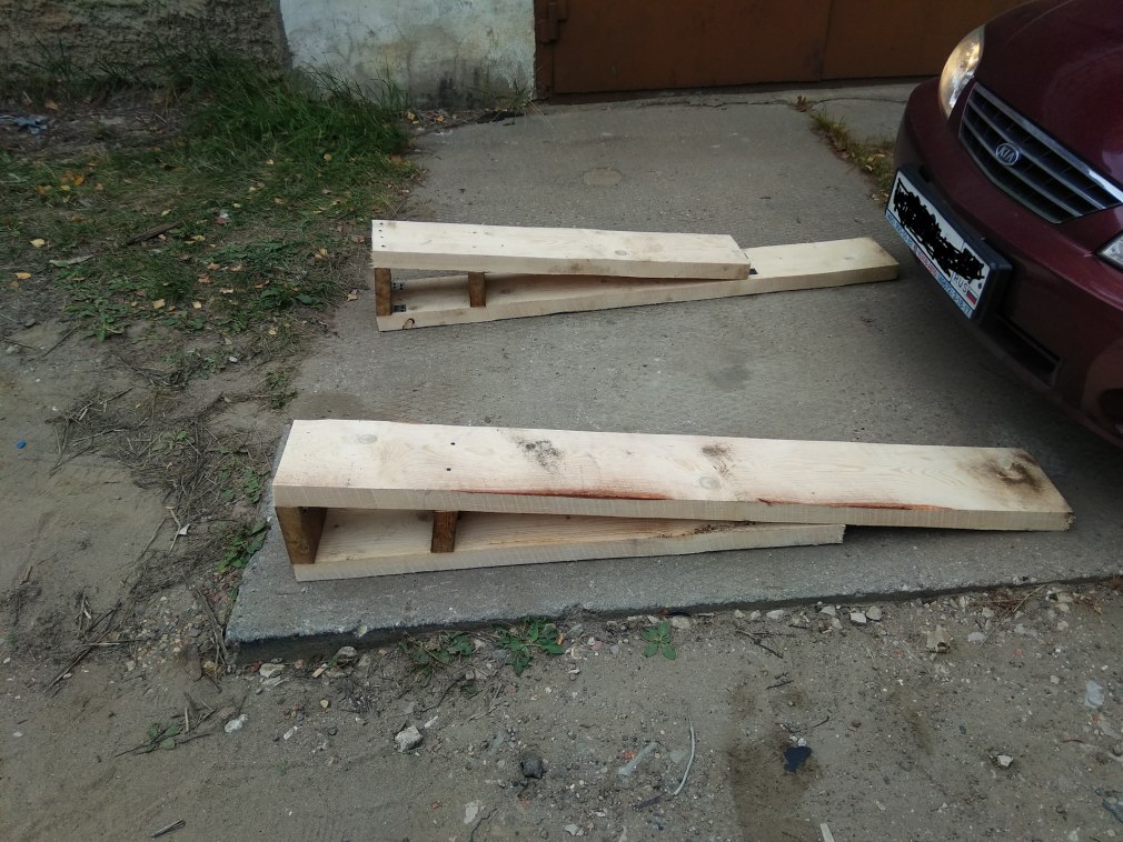Мини эстакада для автомобиля из дерева