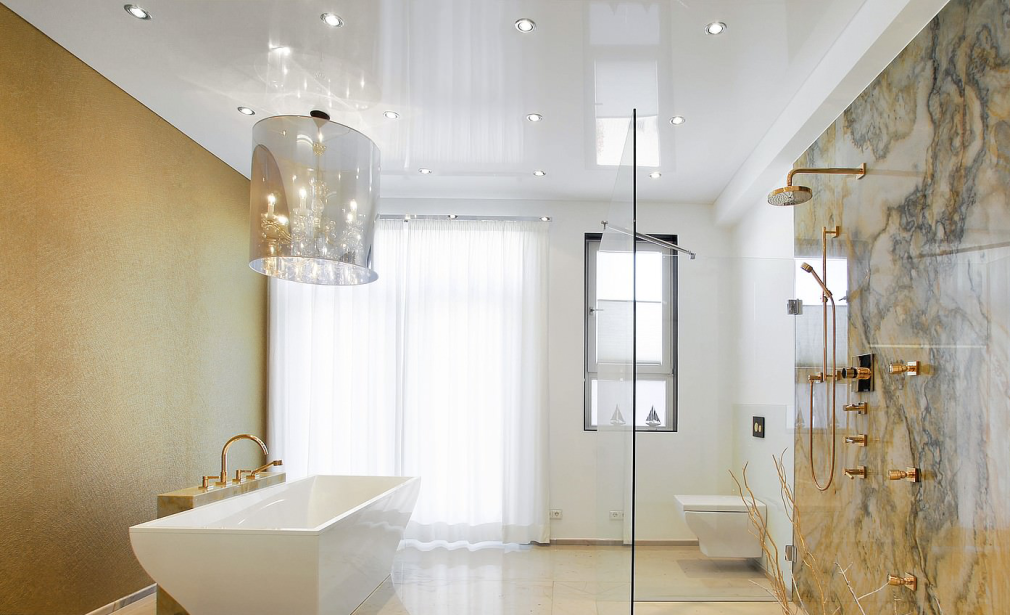 Белый глянцевый потолок в ванной комнате (83 фото)