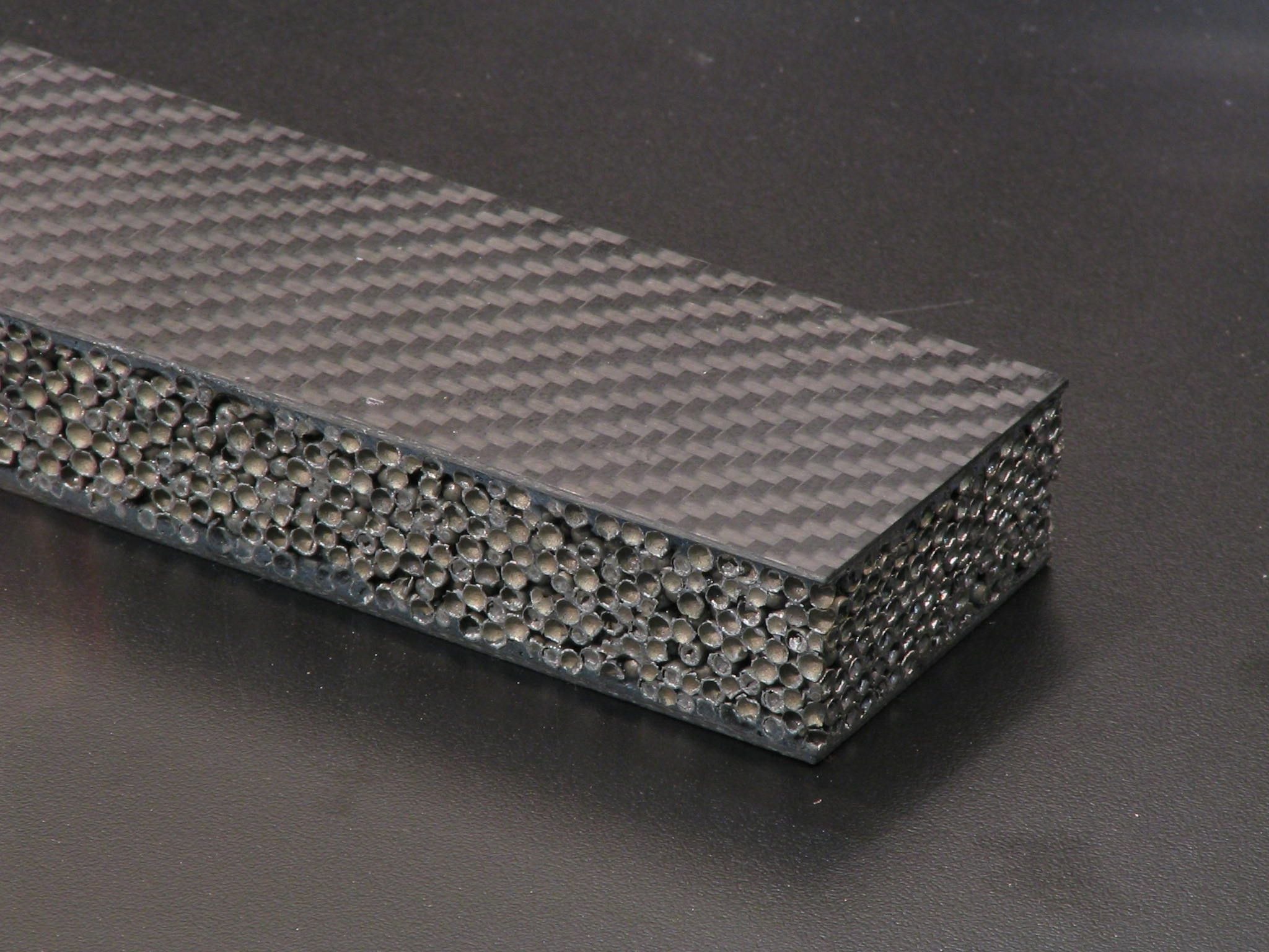 Легкая прочная сталь. Карбон карбон композиционные материалы. Углеволокно для композитов. Полимерные композиты углепластик. Carbon Fiber пластик.