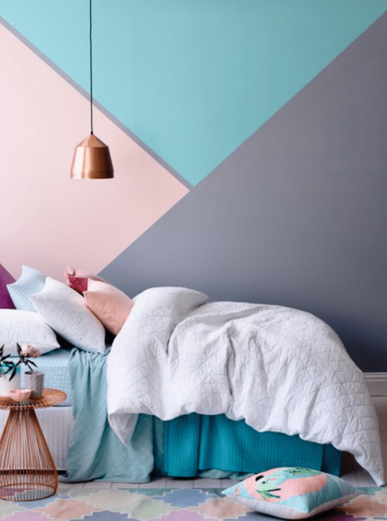 Покраска стен спальни водоэмульсионной краской (76 фото)