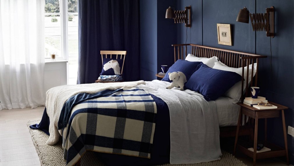 Серая спальня с синей кроватью (70 фото)