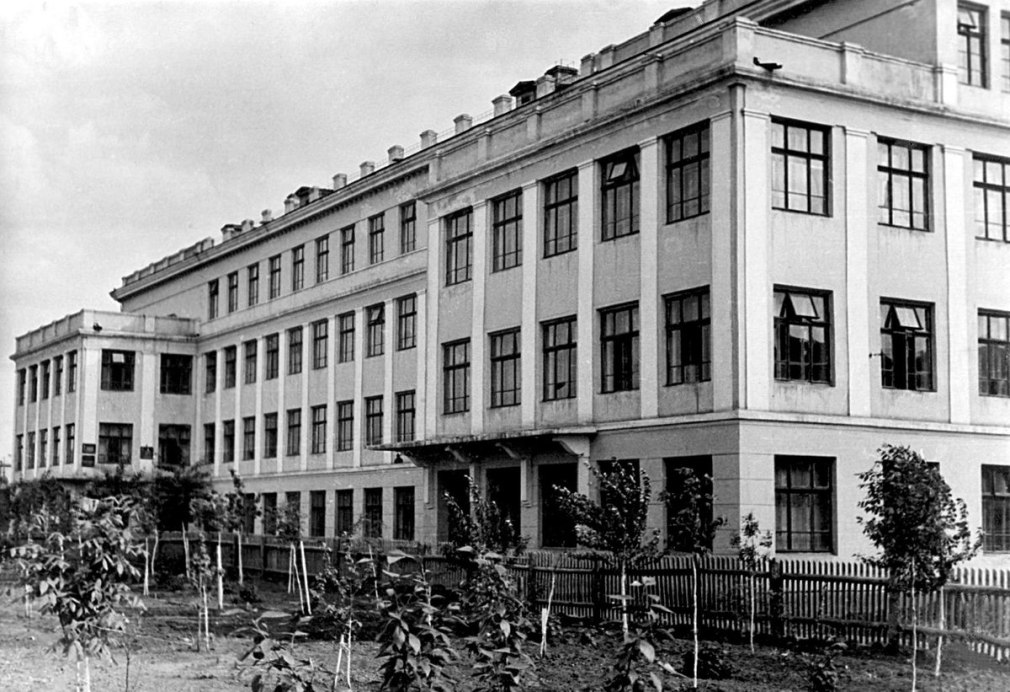 В каком году построили 1 школу. Первая школа гимназия Куйбышев. Самара школа 1950. Школа 12 Самара. Куйбышев школа 80.