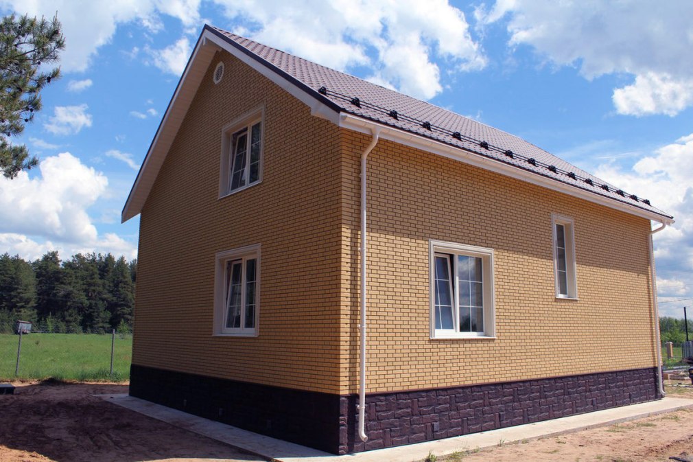 Бежевый дом с коричневыми углами (69 фото)