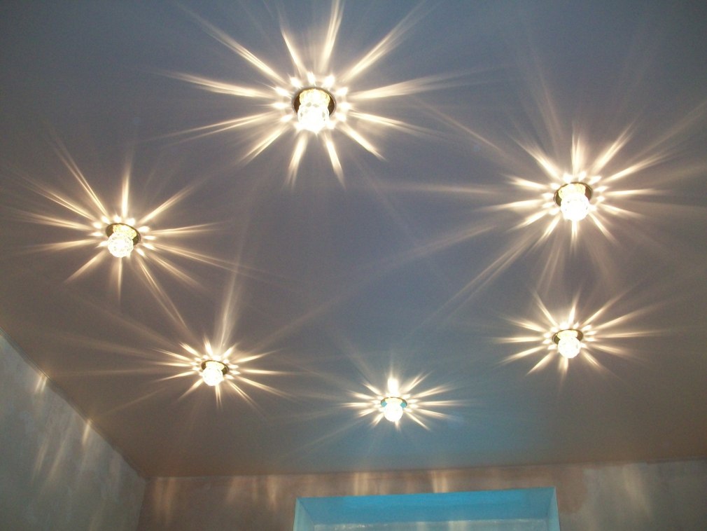 Натяжной потолок в спальне без люстры со светильниками (70 фото)