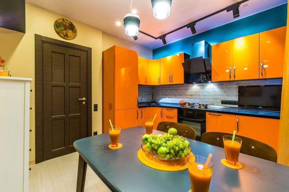 Раскрасьте свою кухню: воплощение яркости и стиля в интерьере